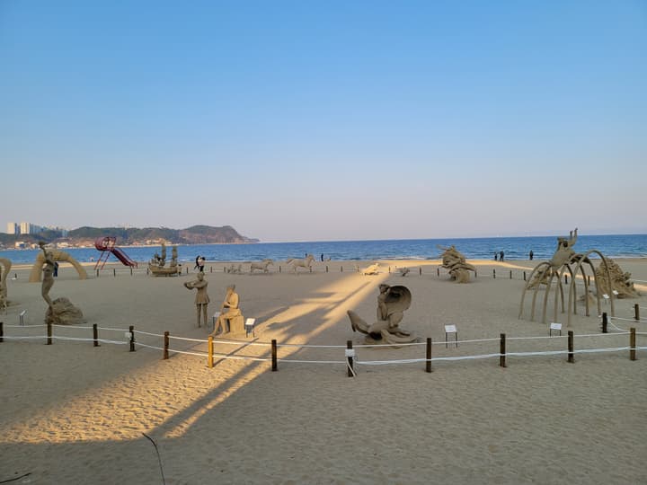 해변과 하늘과 도심