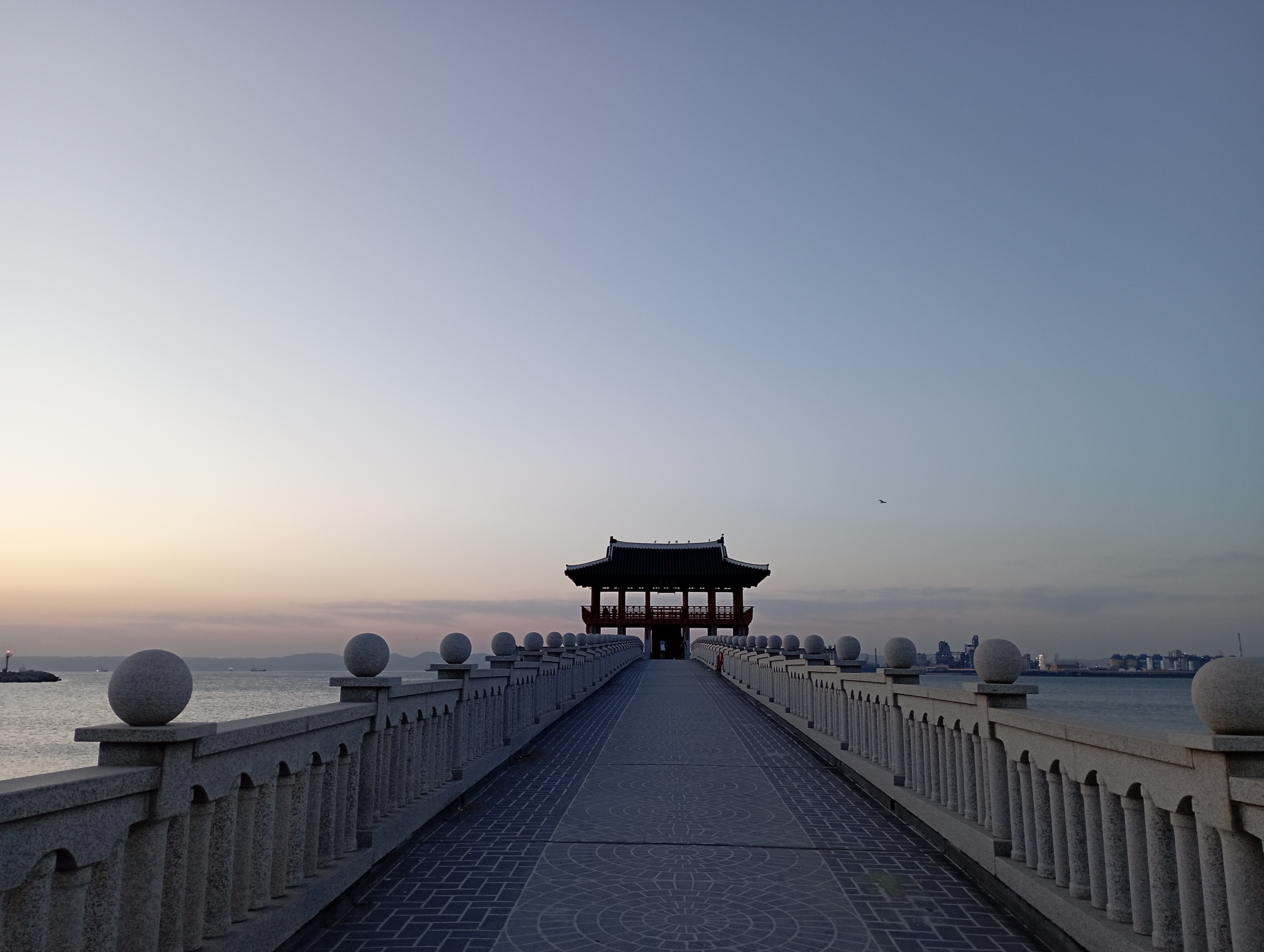 沙滩北段的观景木栈道，是迎日台最具辨识度的拍照点之一。